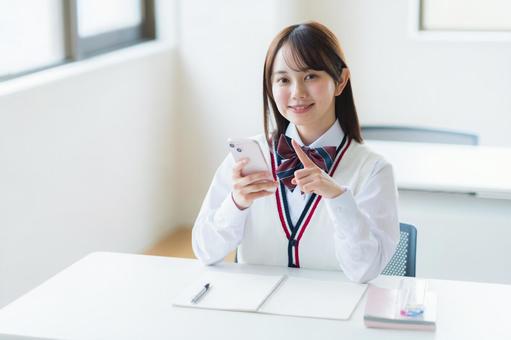 教室で勉強する学生 教室で勉強する学生 高校生,スマホ,笑顔の写真素材