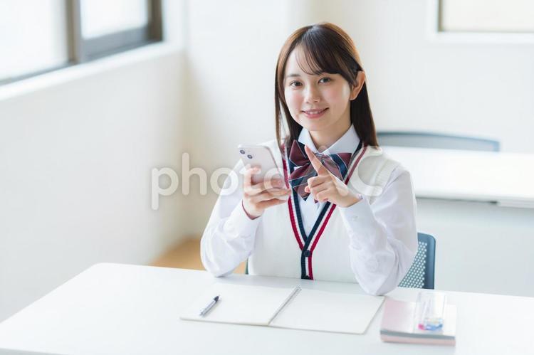 教室で勉強する学生 高校生,スマホ,笑顔の写真素材