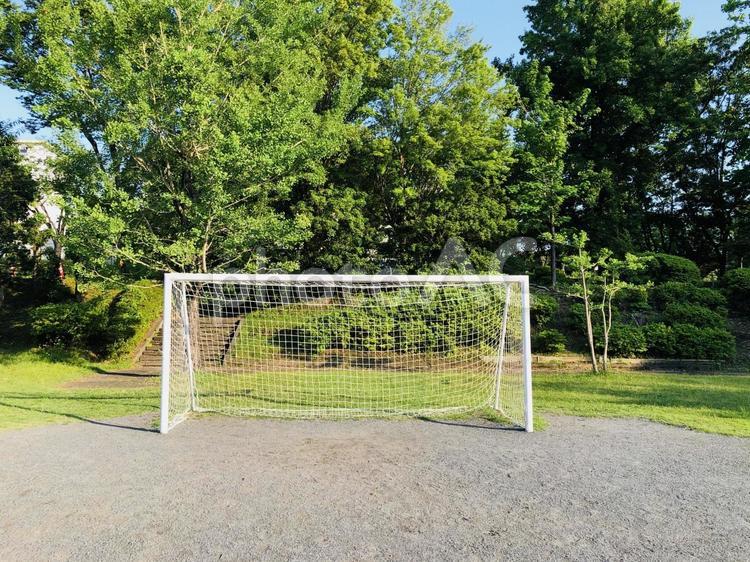 公園のサッカーゴールと新緑（横） サッカーゴール,サッカーグラウンド,運動場の景色の写真素材