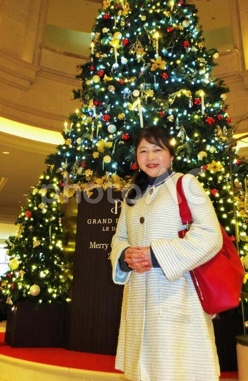 クリスマスの訪問２ 女性,クリスマスの訪問,クリスマスツリーの写真素材