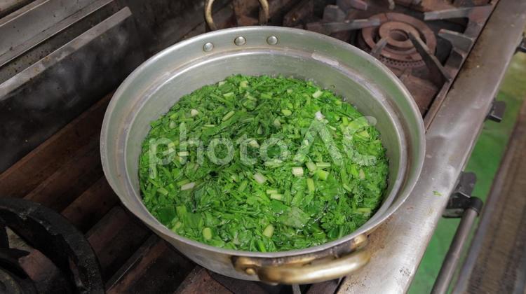 鍋で野菜を煮る様子 料理,飲食店,調理場の写真素材