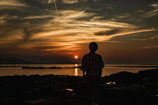 <素材>夏の夜明けの海を見にきた女性 <素材>夏の夜明けの海を見にきた女性 女性,人物,風景の写真素材