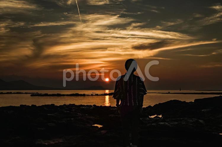 ＜素材＞夏の夜明けの海を見にきた女性 女性,人物,風景の写真素材