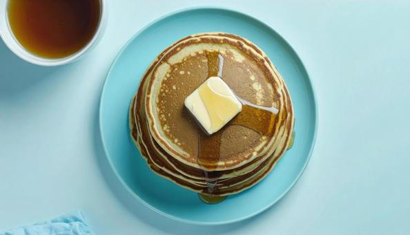 バターと蜂蜜がかけられたホットケーキ バターと蜂蜜がかけられたホットケーキの写真