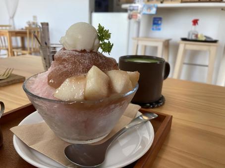 桃かき氷とホットの抹茶ラテ 桃かき氷とホットの抹茶ラテ cafe,かき氷,バニラライスの写真素材