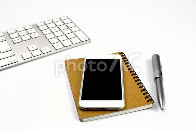 スマートフォンとキーボードと手帳 スマホ,スマートフォン,テレワークの写真素材