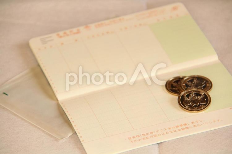 通帳とコイン　ぼかし お金,通帳,コインの写真素材
