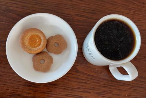 コーヒーとバター ガレットとそばぼうろ コーヒーとバター ガレットとそばぼうろの写真