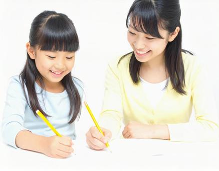 勉強をしている 児童と女性 1 勉強をしている 児童と女性 1の写真