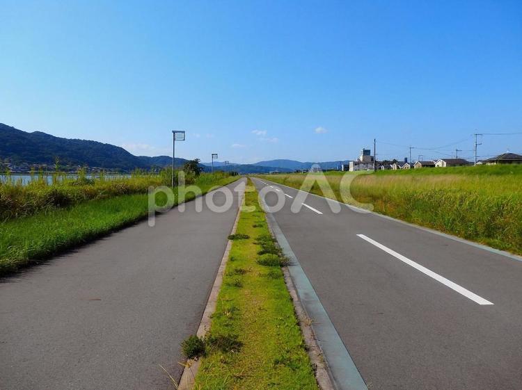 【風景写真】河川敷のロード  自然,風景,景色の写真素材