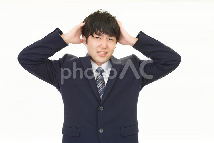 頭を抱えるビジネスマン 男性,ビジネスマン,男の写真素材