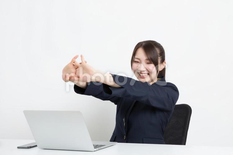 仕事がうまくいって喜んでいるビジネスウーマン ビジネス,パソコン,人物の写真素材