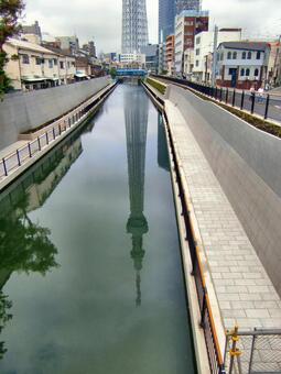 曇り日の東京スカイツリー-109 東京スカイツリー,曇り日,雲の写真素材