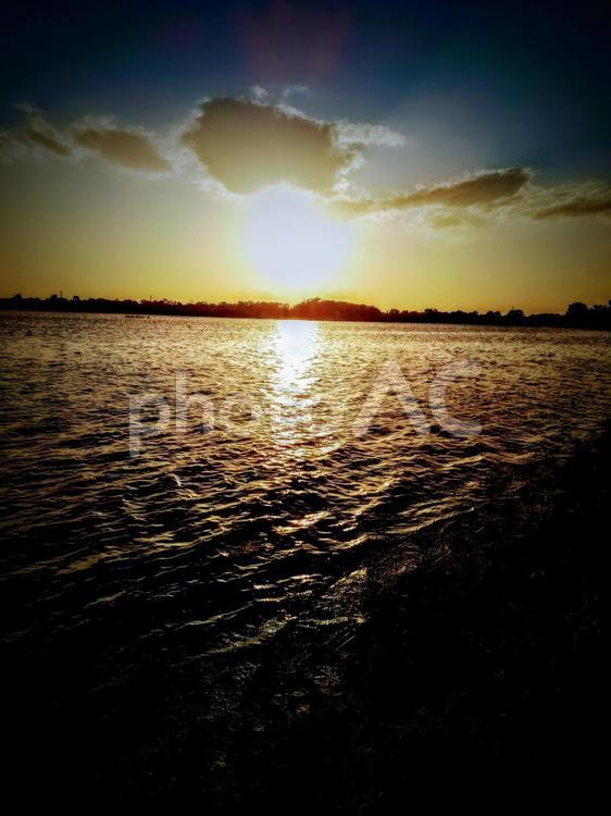 湖に落ちてゆく夕日 夕日,夕焼け,美しいの写真素材