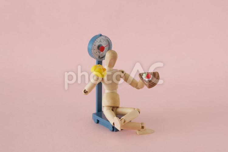 体重計と人形 体重,体重計,ダイエットの写真素材