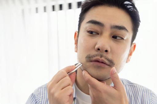髭の手入れをする男性 髭の手入れをする男性 男性,人物,日本人の写真素材