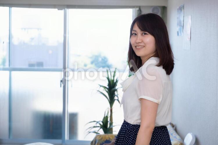 室内で振り向く笑顔の女性 女性,笑顔,olの写真素材