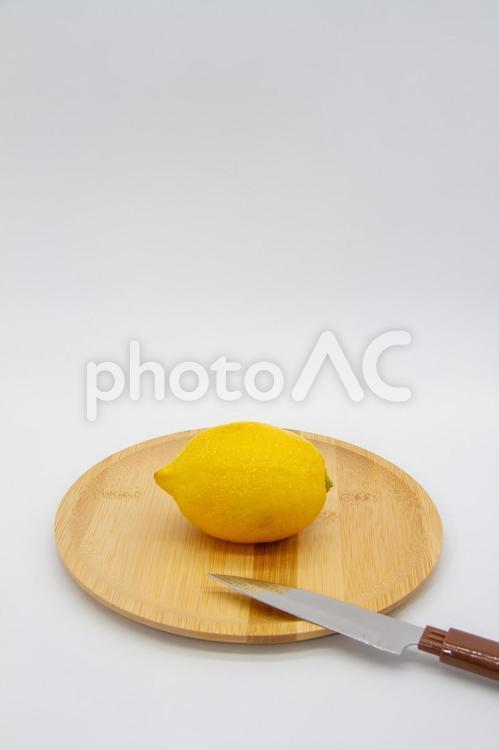 木の皿に乗ったナイフとレモン レモン,ナイフ,フルーツナイフの写真素材