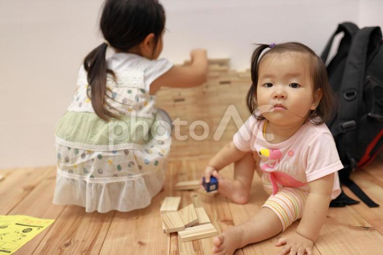 保育園の積み木で遊ぶ赤ちゃん1 保育園,積み木,赤ちゃんの写真素材