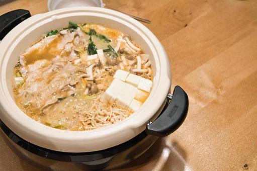 冬には熱々のきのこ鍋を 鍋料理,冬,旬の味覚の写真素材