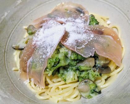 Creamy pasta topped with prosciutto, JPG Creamy pasta topped with prosciutto, JPG