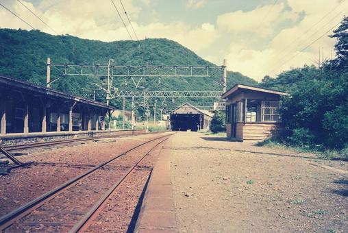 スイッチバック峠駅ホーム② スイッチバック峠駅ホーム② 峠駅,旧駅舎,ホームの写真素材