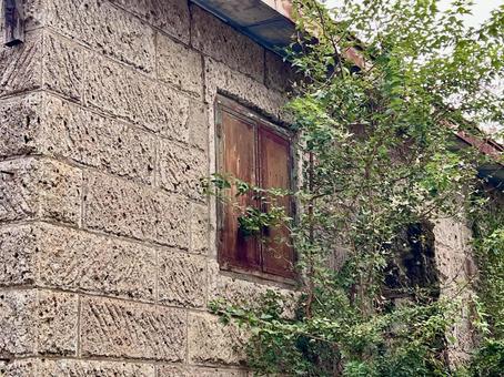 石造りの建物とヨーロッパ風の鉄扉 風景,蔵,石造りの写真素材