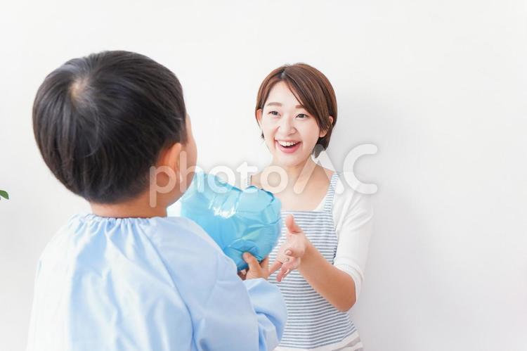お母さんにハートを渡す男の子 子ども,恥ずかしがり屋,可愛いの写真素材