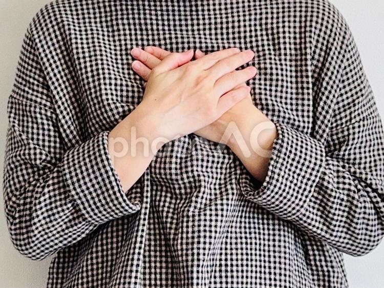 胸に両手を当てる女性 ホッとする,女性,主婦の写真素材