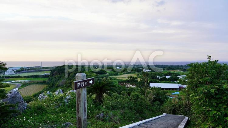与論島舵引きの丘（ハジピキパンタ）の夕景 与論,ハジピキパンタ,舵引きの丘の写真素材