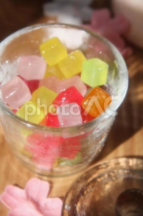色とりどりの飴とガラス お菓子,ピンク,黄色の写真素材