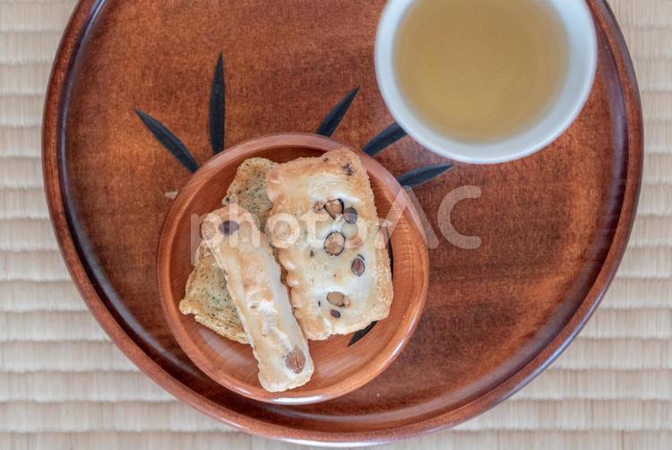 和風畳の上に豆煎餅とお茶 お茶,茶,飲み物の写真素材
