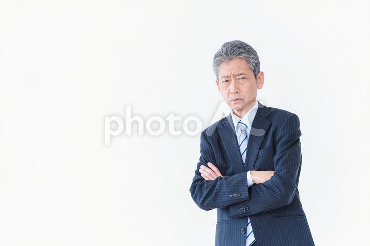 腕を組み厳しい表情をするビジネスマン 日本人,高齢者,失敗の写真素材