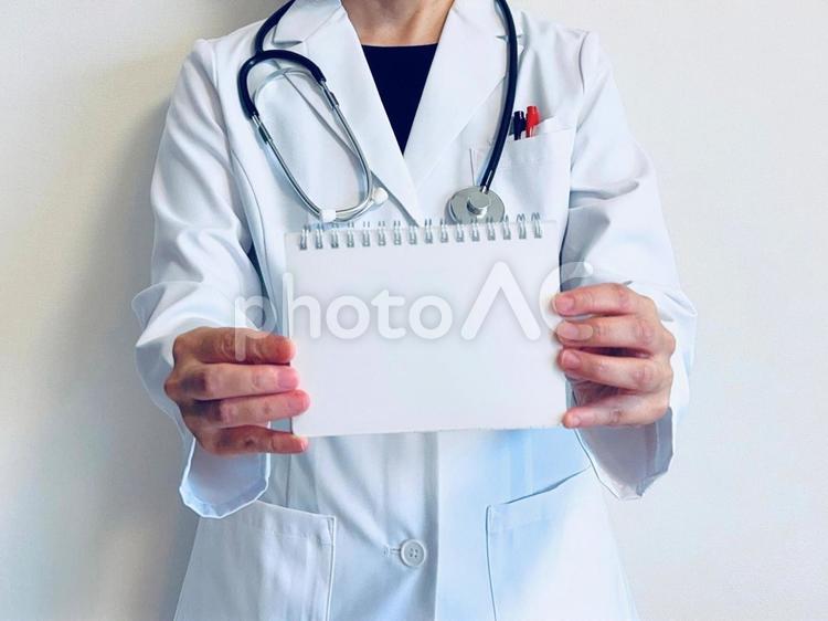 白紙のリングノートを持った女性医師 女医,ドクター,ノートの写真素材
