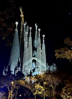 幻想的な夜のサグラダファミリア 幻想的な夜のサグラダファミリア サグラダファミリア,バルセロナ,スペインの写真素材