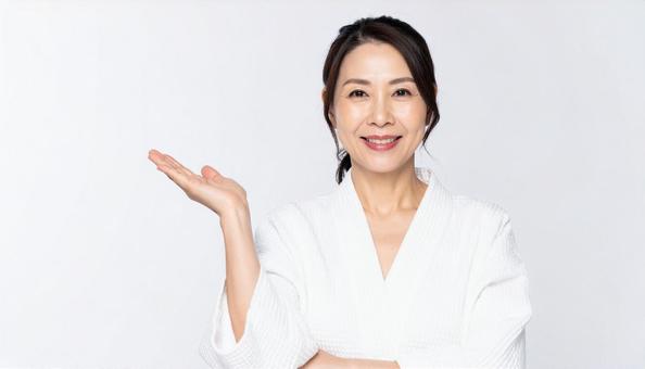 化粧品を勧めるミドルの女性 化粧品を勧めるミドルの女性の写真