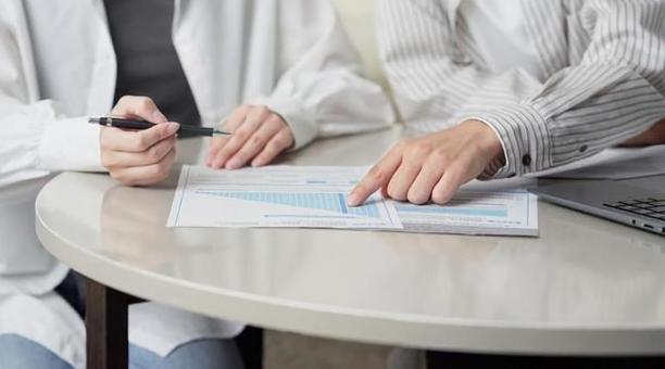 保険を検討するアジア人カップル 保険,検討,考えるの写真素材