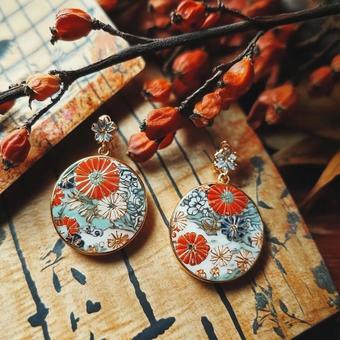 日本風デザインの美しいイヤリングの写真