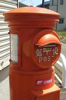 レトロな丸型郵便ポスト レトロな丸型郵便ポストの写真