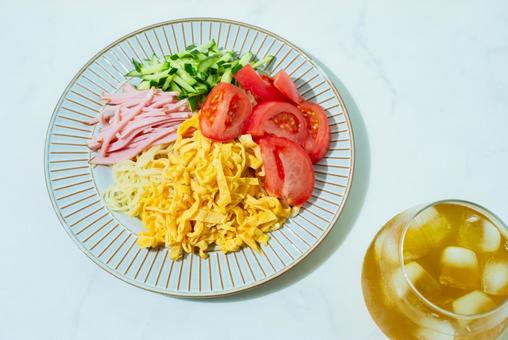冷し中華の俯瞰 冷し中華の俯瞰の写真