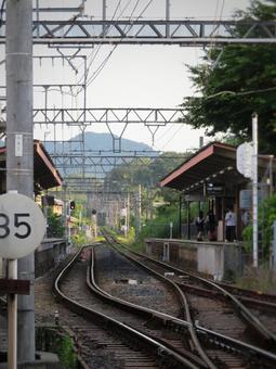 夕方の駅のホーム 夕方の駅のホーム 駅,電車,鉄道の写真素材