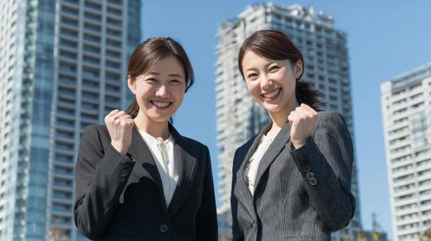 ガッツポーズをする二人の女性会社員7 ガッツポーズをする二人の女性会社員7の写真