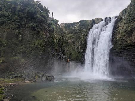 激しく流れ落ちる雄川の滝と滝つぼ 激しく流れ落ちる雄川の滝と滝つぼ 雄川の滝,滝つぼ,瀑布の写真素材