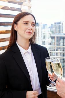 シャンパングラスで乾杯する微笑む女性 女性,外国人,シャンパングラスの写真素材