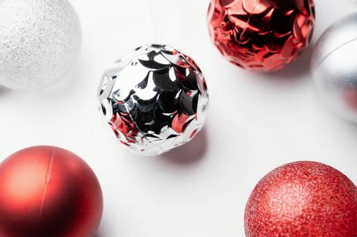 クリスマスボールが並ぶ華やかなイメージ クリスマス,オーナメント,ボールの写真素材