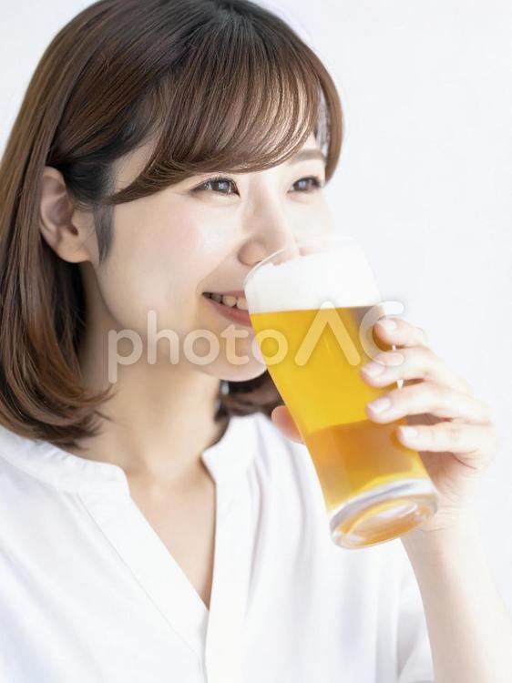 ビールを飲む若い女性　AI生成画像　 ビール,女性,飲み物の写真素材