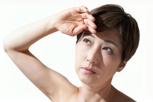 Middle-aged Japanese woman avoiding strong sunlight, JPG Middle-aged Japanese woman avoiding strong sunlight, JPG