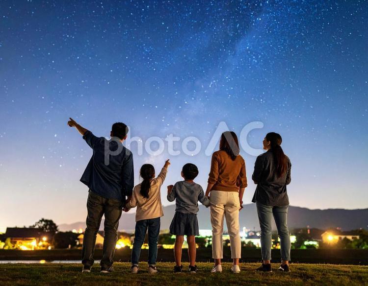 夜空の星を指さす親子 星,天体観測,家族の写真素材