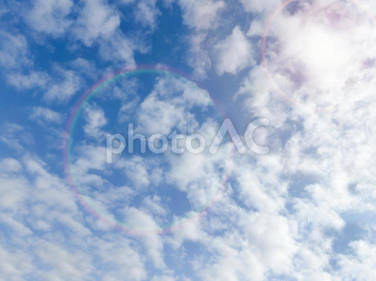 初夏の青空に浮かぶ雲と太陽の光 空,青空,太陽の写真素材