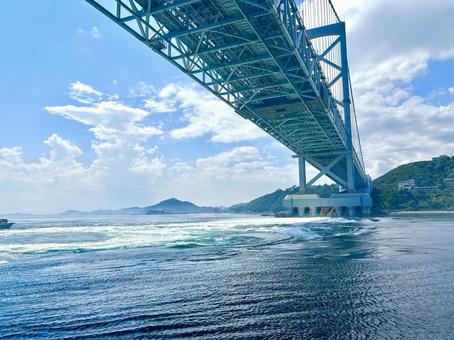 渦潮と橋 渦潮と橋の写真